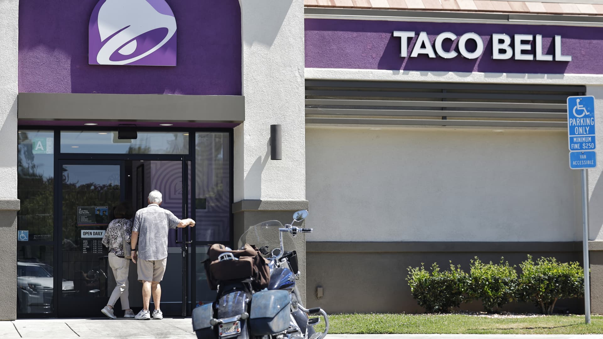 Taco Bell cyclospora outbreak clouds Yum Brands earnings