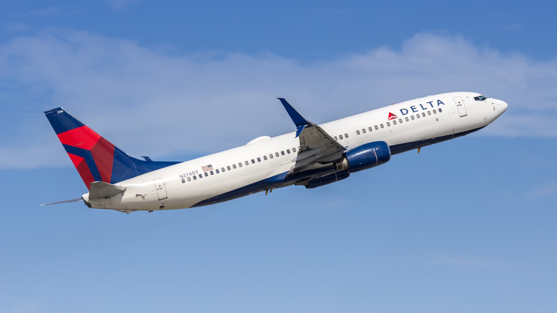 Delta says pricier tickets can keep 2026 profit target on track