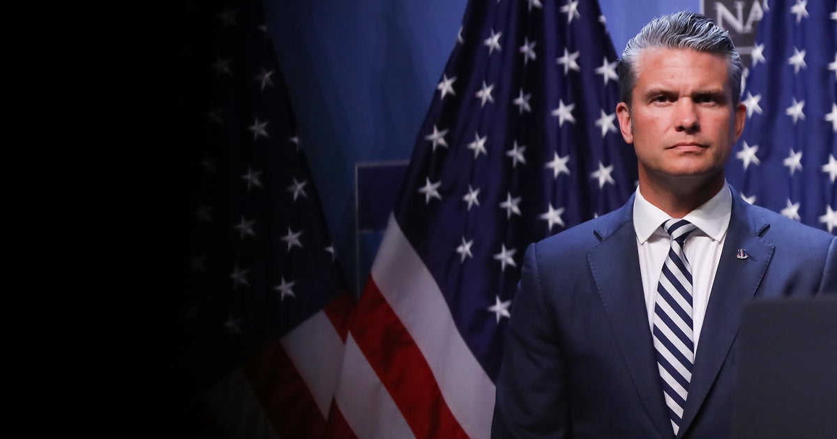 Appeals court lets Pentagon keep reporter escort rule for now