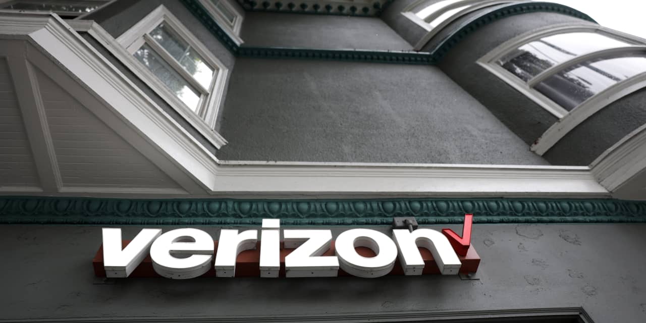 Verizon earnings 2026 lift stock as phone subscriber gains beat forecasts