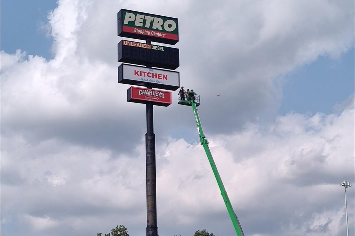 Wilmington sign rescue frees worker trapped 130 feet up