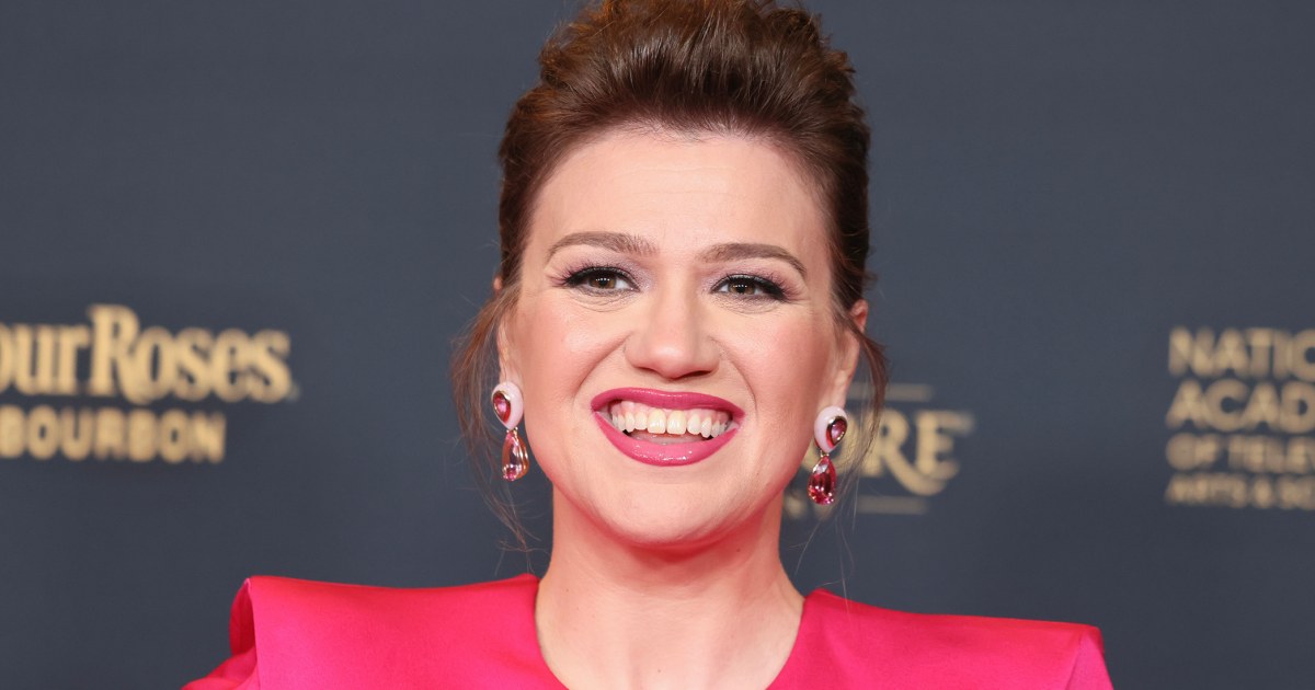 Kelly Clarkson says Brooklyn shop snubbed her; store says bird was not for sale