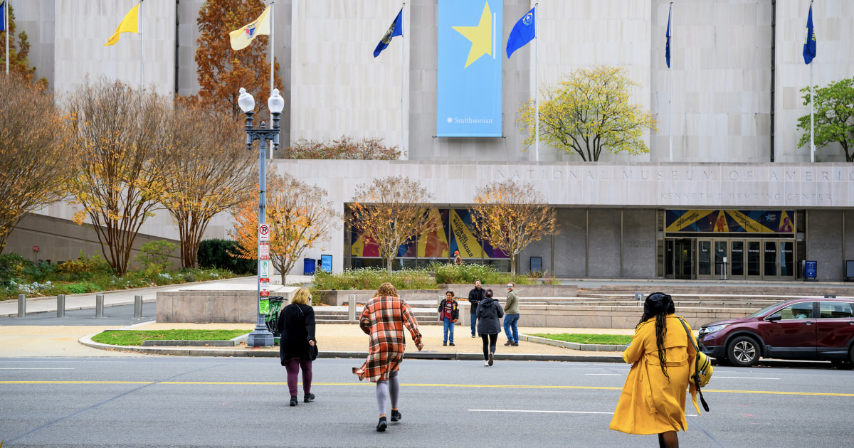 Trump orders Smithsonian warning signs at American history museum