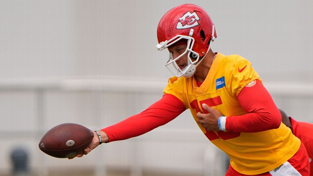 Patrick Mahomes cleared for Chiefs training camp after knee surgery