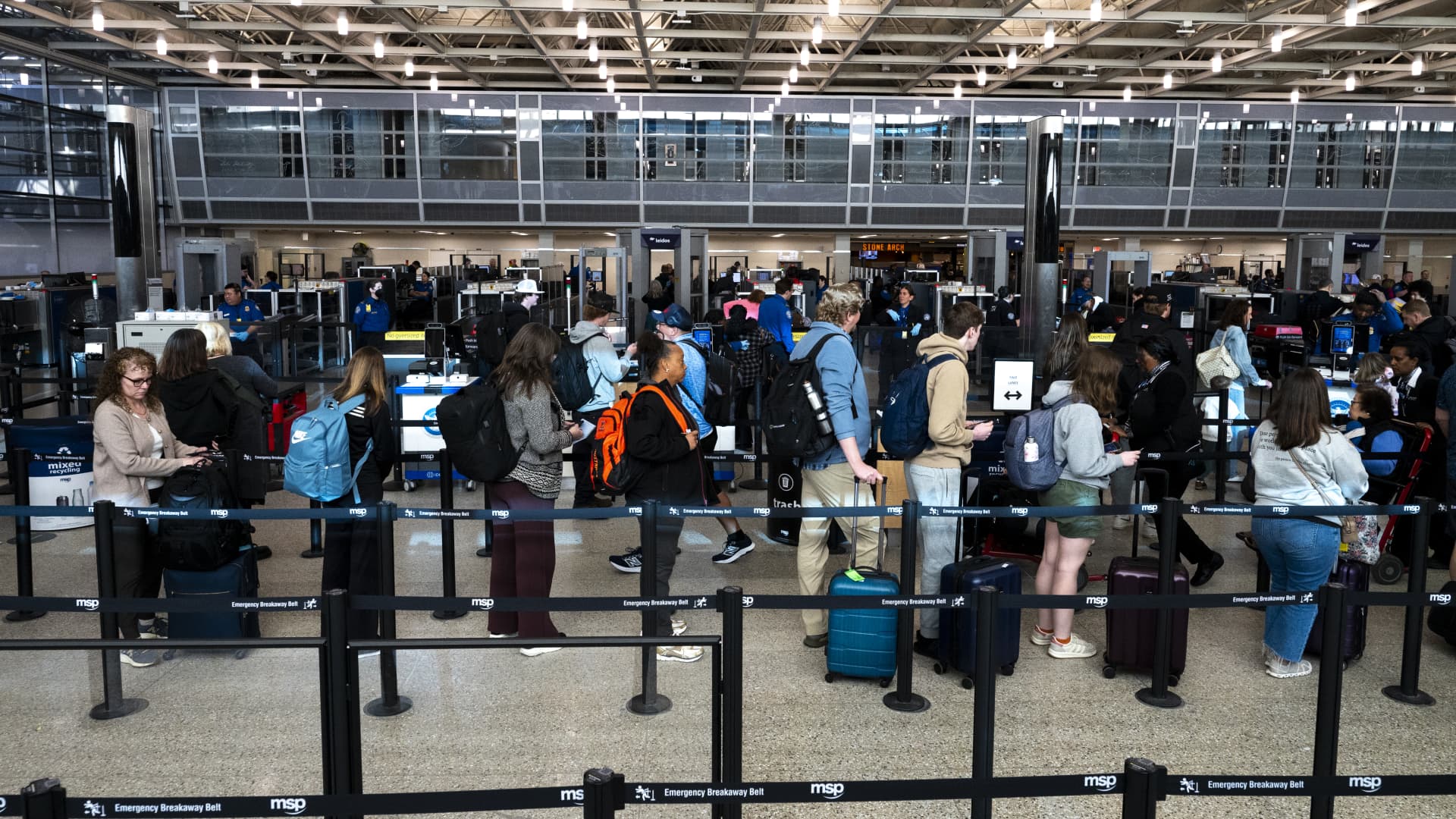 Airlines favor higher fares as passenger traffic slows