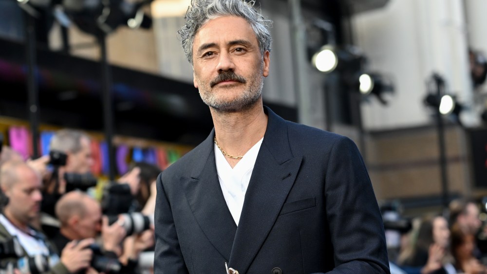 Taika Waititi puts his Star Wars movie on ice