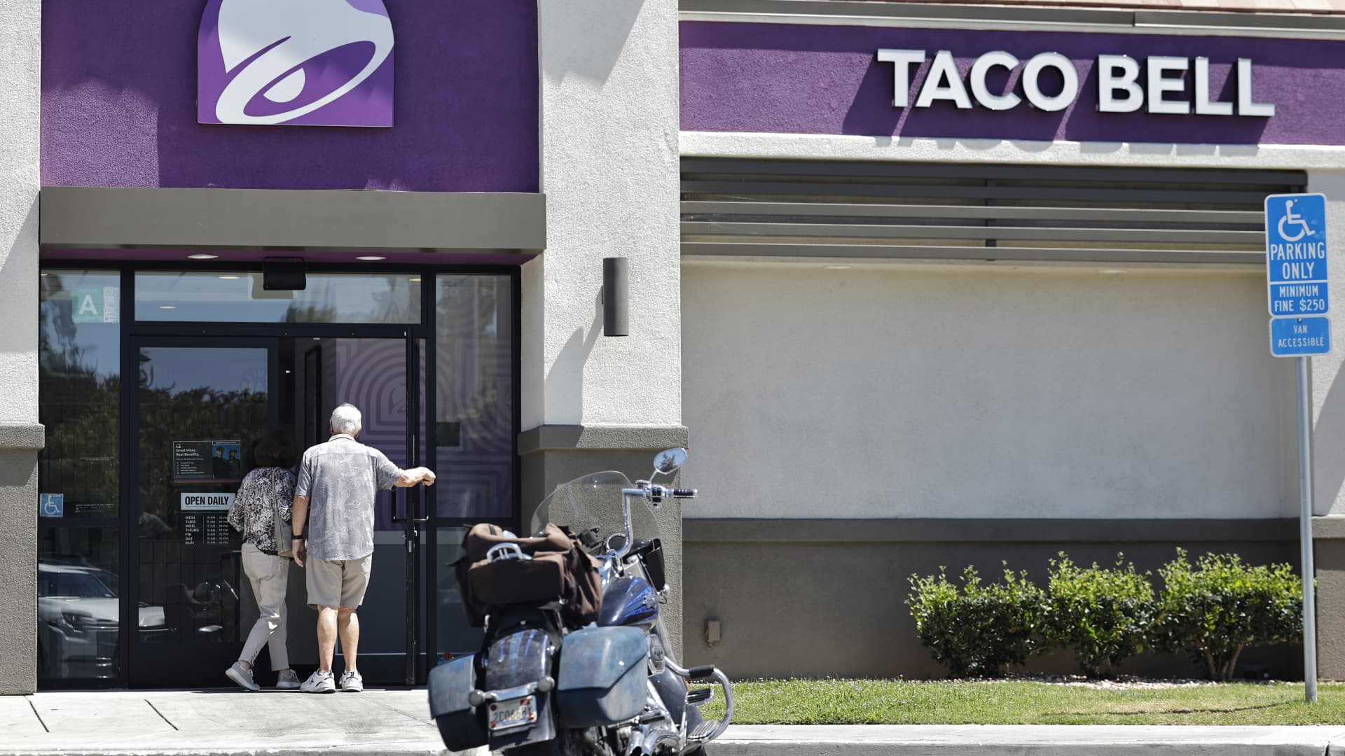 Taco Bell lettuce outbreak rattles stocks, but analysts see quick rebound