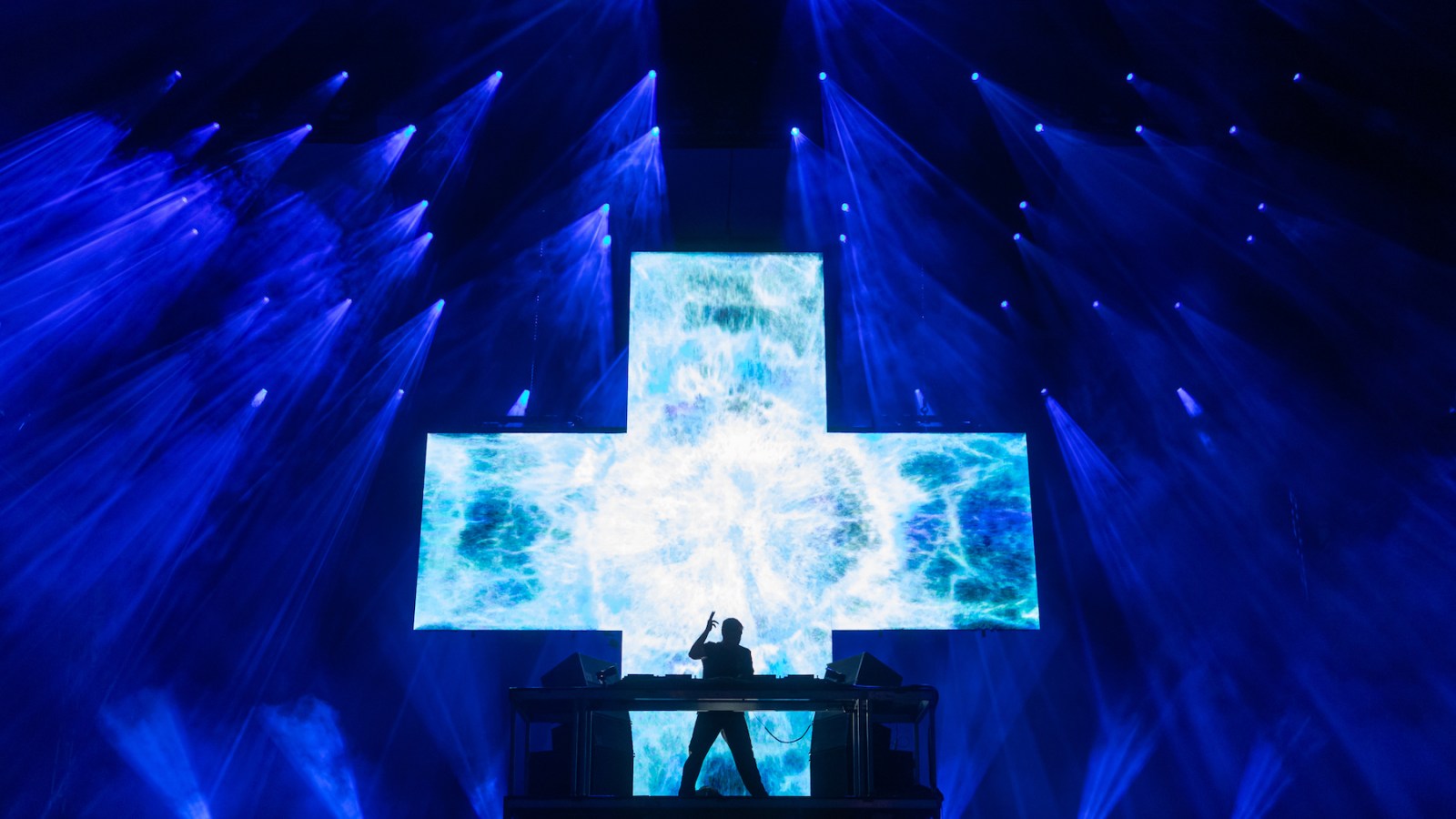 Martin Garrix lights up Tomorrowland with new U2 track