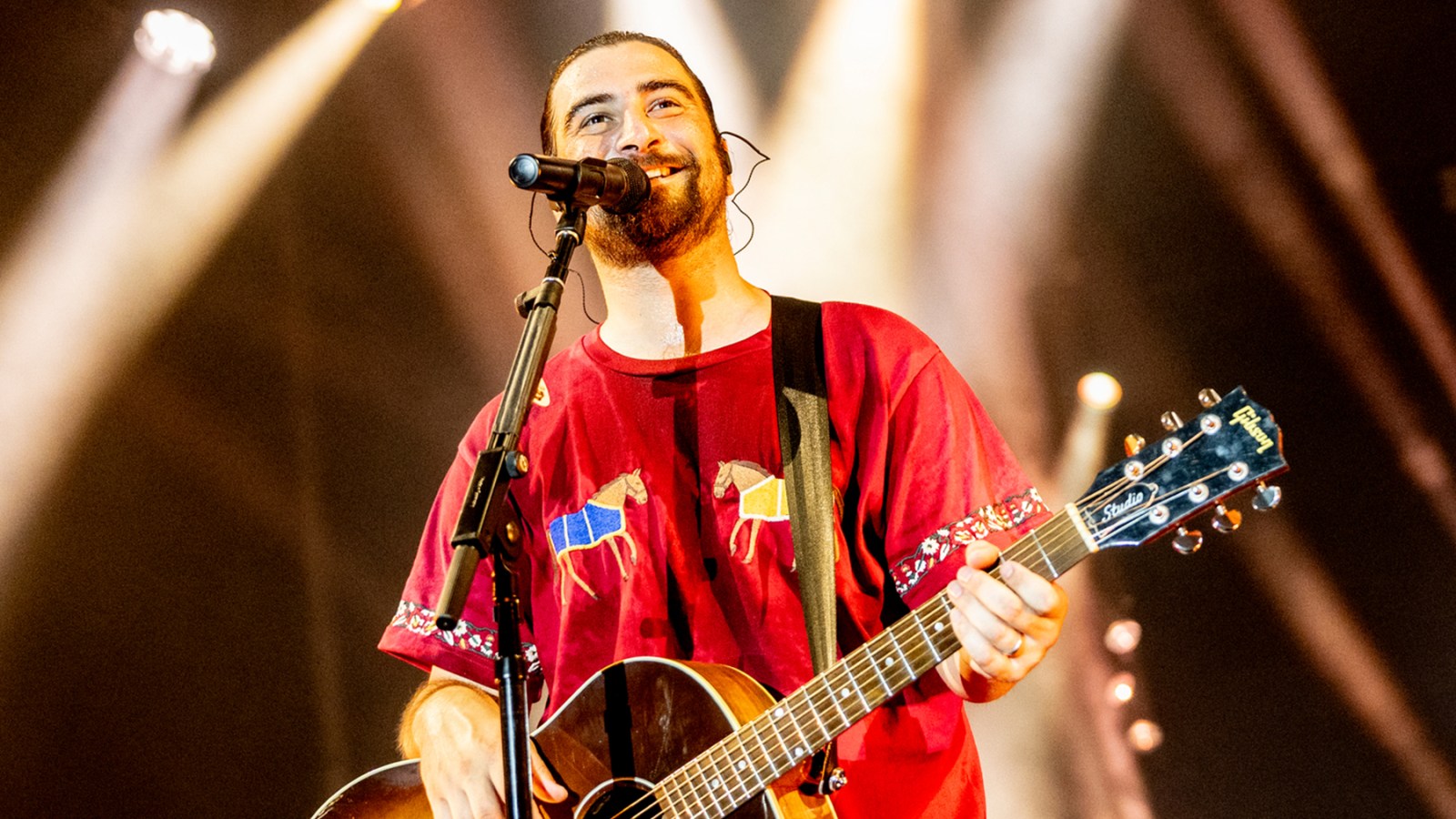 Noah Kahan tells fans it is ‘saw your mom,’ thank you very much