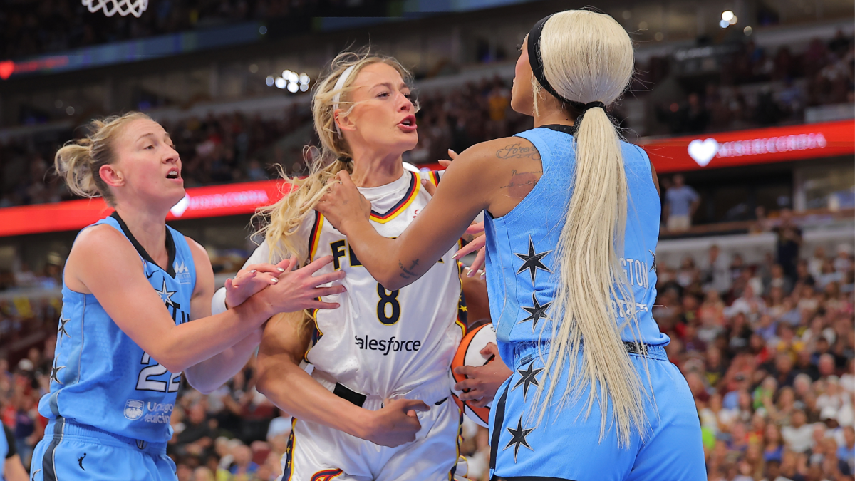 DiJonai Carrington ejected after Flagrant 2 foul on Sophie Cunningham