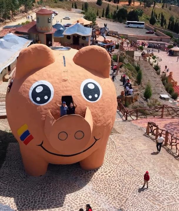 Giant ceramic piggy bank brings home a Guinness title in Colombia