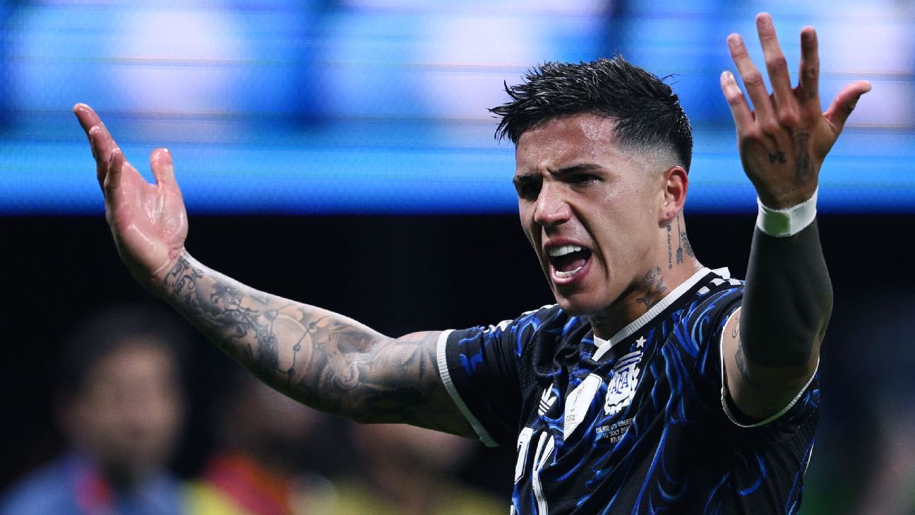 Argentina snatch final spot after late World Cup comeback against England