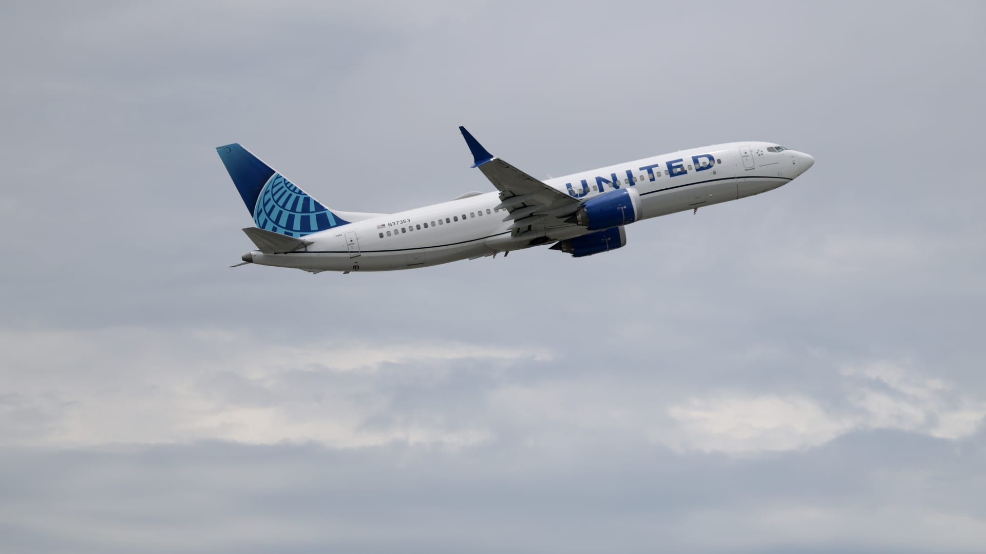 United beats Wall Street, then flags a $6 billion fuel burn