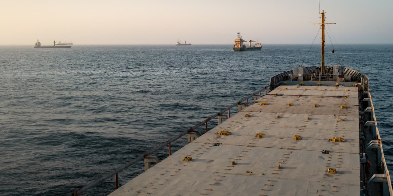 Oil prices fall as U.S.-Iran strike pause cools market fears